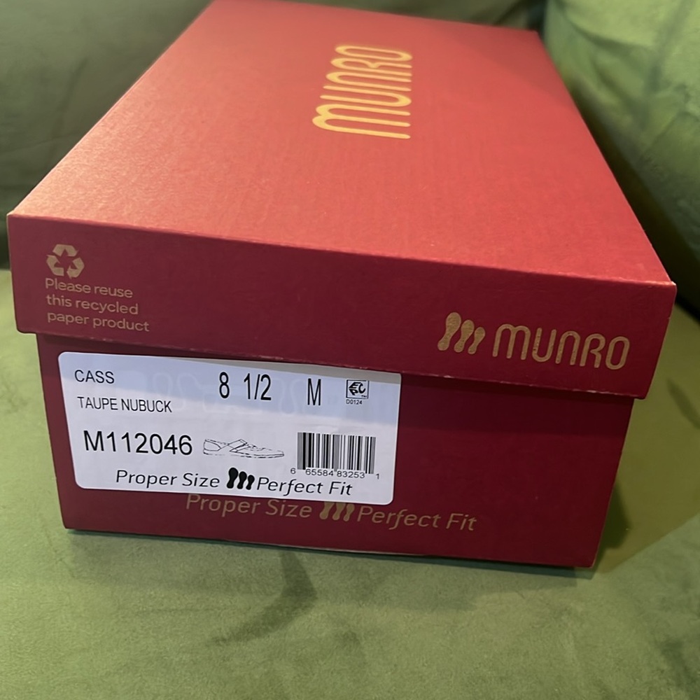 Munro Cass Taupe Nubuck - Picture 2 of 8